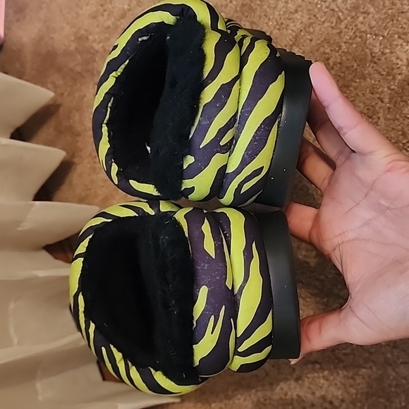 UGG Maxi SlideTiger Print Platform Sandals - Picture 8 of 14